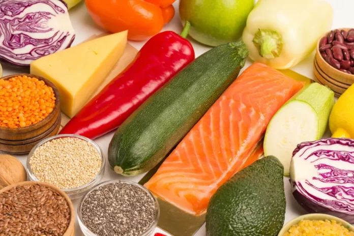 Lebensmittel mit Protein, Omega-3-Fettsäuren und Ballaststoffen als natürliche Quellen verschiedener Longevity-Nährstoffe.