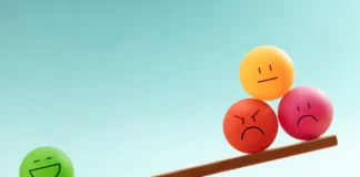 Waage mit farbigen Kugeln als Symbol für den Zusammenhang zwischen Stressanfälligkeit und emotionalem Gleichgewicht.