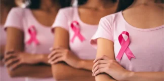 Frauen mit rosa Schleifen als Symbol für Brustkrebs und Früherkennung.