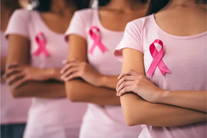 Frauen mit rosa Schleifen als Symbol für Brustkrebs und Früherkennung.
