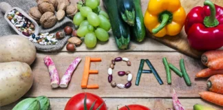 Gemüse, Hülsenfrüchte und Obst als Symbol für eine vegane Ernährung.