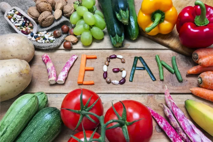 Gemüse, Hülsenfrüchte und Obst als Symbol für eine vegane Ernährung.