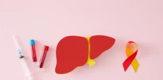 Illustration zum Welt-Hepatitis-Tag mit Leber, Spritze, Blutproben und Hepatitis-Schleife