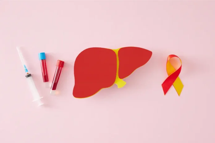 Illustration zum Welt-Hepatitis-Tag mit Leber, Spritze, Blutproben und Hepatitis-Schleife