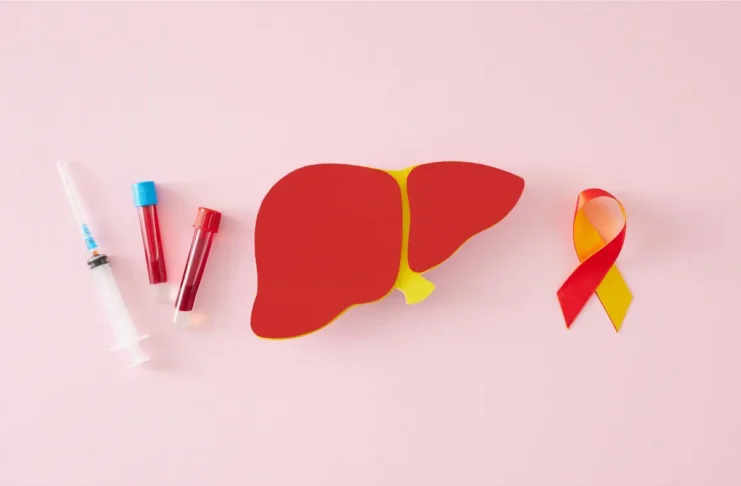 Illustration zum Welt-Hepatitis-Tag mit Leber, Spritze, Blutproben und Hepatitis-Schleife