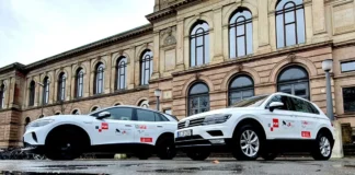 Zwei Forschungsfahrzeuge der TU Braunschweig und des Peter L. Reichertz Instituts (PLRI), die Vitaldaten während der Fahrt erfassen sollen.