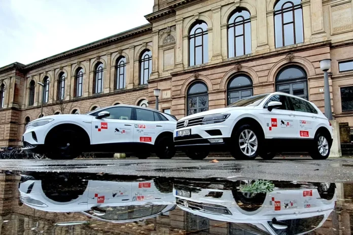 Zwei Forschungsfahrzeuge der TU Braunschweig und des Peter L. Reichertz Instituts (PLRI), die Vitaldaten während der Fahrt erfassen sollen.