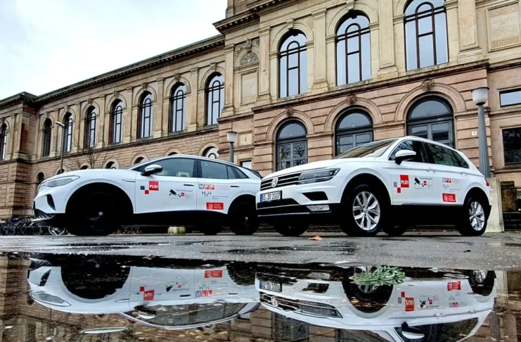 Zwei Forschungsfahrzeuge der TU Braunschweig und des Peter L. Reichertz Instituts (PLRI), die Vitaldaten während der Fahrt erfassen sollen.