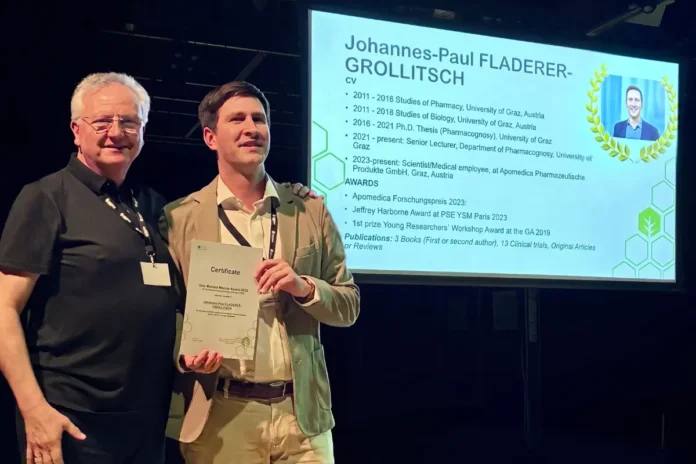 Prof. Francisco A. Macías überreicht den Dra. Mariola Macías Award an Dr. Johannes-Paul Fladerer-Grollitsch beim Young Scientists Meeting 2026 in Leicester.