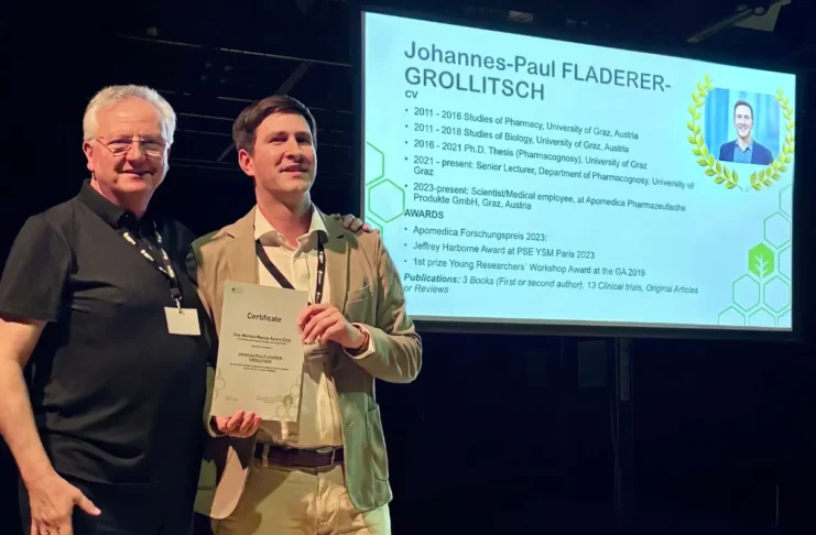 Prof. Francisco A. Macías überreicht den Dra. Mariola Macías Award an Dr. Johannes-Paul Fladerer-Grollitsch beim Young Scientists Meeting 2026 in Leicester.