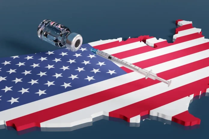 Impfstoff und Spritze auf einer Karte der USA in US-Farben