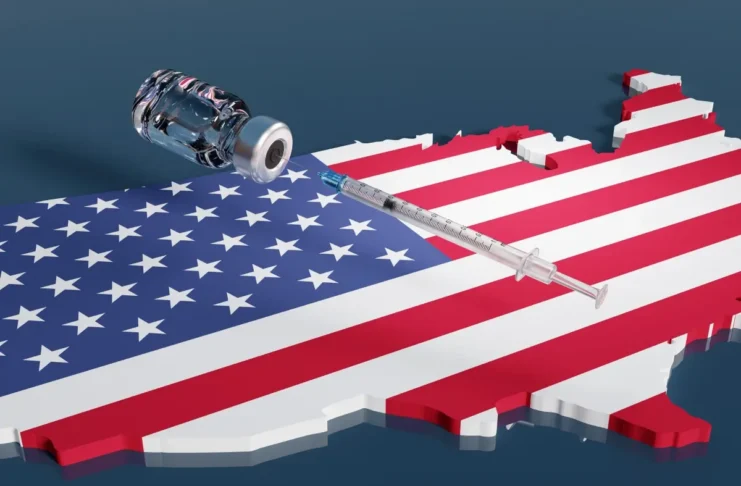 Impfstoff und Spritze auf einer Karte der USA in US-Farben