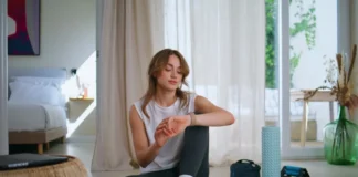 Frau beim Krafttraining zu Hause