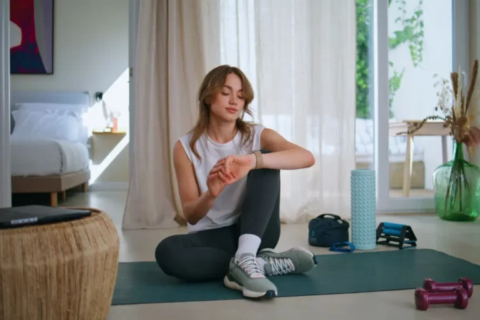 Frau beim Krafttraining zu Hause