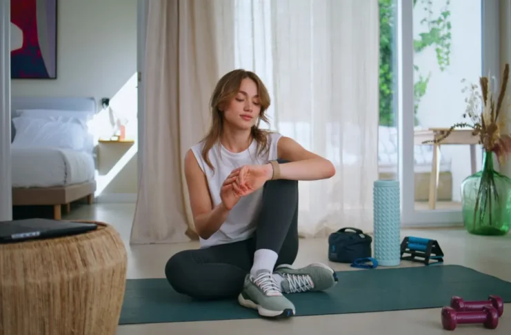 Frau beim Krafttraining zu Hause