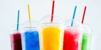 Fünf bunte Slush-Ice-Getränke in transparenten Kunststoffbechern mit Trinkhalmen. Glycerinhaltige Slush-Ice-Getränke können besonders für Kinder gesundheitliche Risiken bergen.