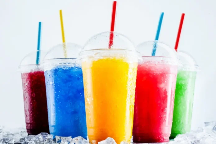 Fünf bunte Slush-Ice-Getränke in transparenten Kunststoffbechern mit Trinkhalmen. Glycerinhaltige Slush-Ice-Getränke können besonders für Kinder gesundheitliche Risiken bergen.
