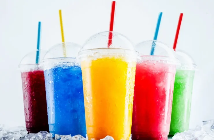 Fünf bunte Slush-Ice-Getränke in transparenten Kunststoffbechern mit Trinkhalmen. Glycerinhaltige Slush-Ice-Getränke können besonders für Kinder gesundheitliche Risiken bergen.