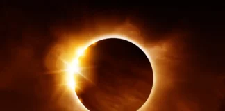 Totale Sonnenfinsternis mit sichtbarer Sonnenkorona und hellem Lichteffekt am Rand der vom Mond verdeckten Sonne.