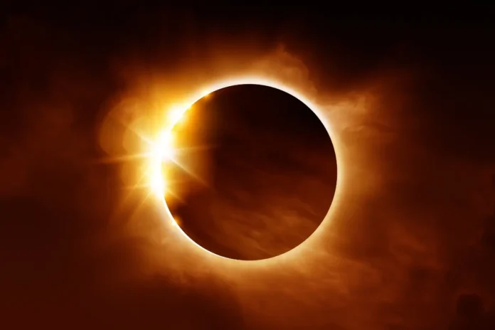 Totale Sonnenfinsternis mit sichtbarer Sonnenkorona und hellem Lichteffekt am Rand der vom Mond verdeckten Sonne.