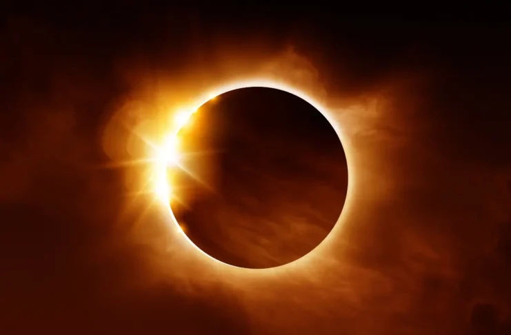 Totale Sonnenfinsternis mit sichtbarer Sonnenkorona und hellem Lichteffekt am Rand der vom Mond verdeckten Sonne.