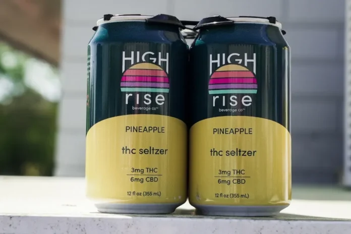 Zwei Dosen eines THC-hältigen Getränks der Marke High Rise mit Ananas-Geschmack.