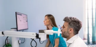 Mann bei einer Lungenfunktionsprüfung zur frühen Erkennung von COPD
