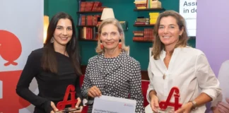 Zwei am doc@Apo-Pilotprojekt beteiligte Apothekerinnen mit Apothekerkammer-Präsidentin Mag.pharm. Dr. Ulrike Mursch-Edlmayr