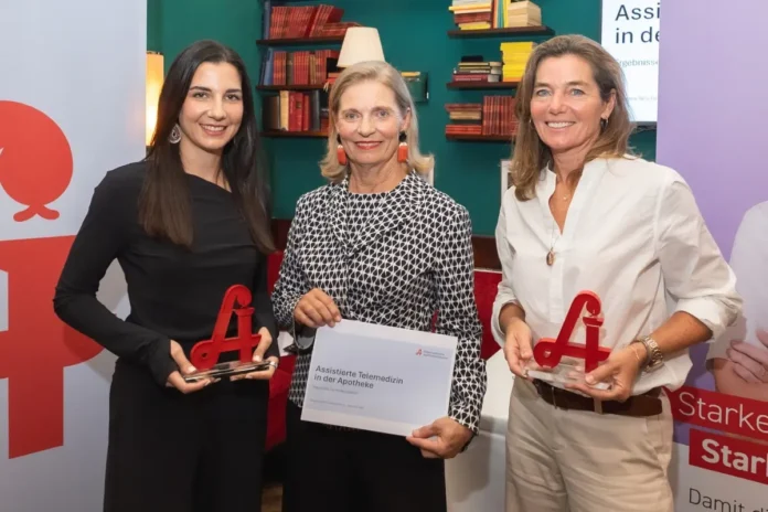 Zwei am doc@Apo-Pilotprojekt beteiligte Apothekerinnen mit Apothekerkammer-Präsidentin Mag.pharm. Dr. Ulrike Mursch-Edlmayr