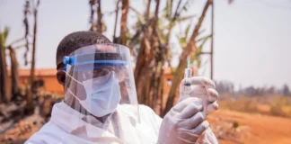 Medizinisches Personal bereitet im Kongo eine Impfung im Rahmen des Ebola-Impfprogramms vor.