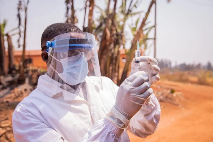 Medizinisches Personal bereitet im Kongo eine Impfung im Rahmen des Ebola-Impfprogramms vor.