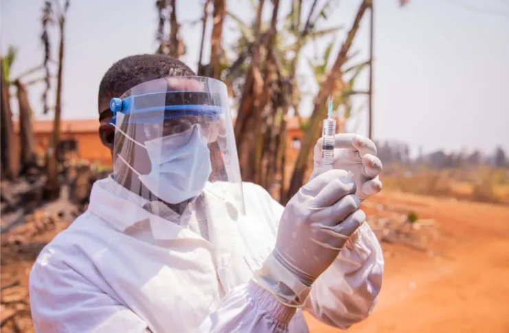 Medizinisches Personal bereitet im Kongo eine Impfung im Rahmen des Ebola-Impfprogramms vor.