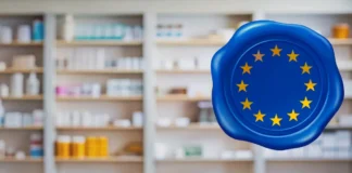 EU-Symbol vor einer Apotheke zu den neuen Gewährleistungsvorgaben