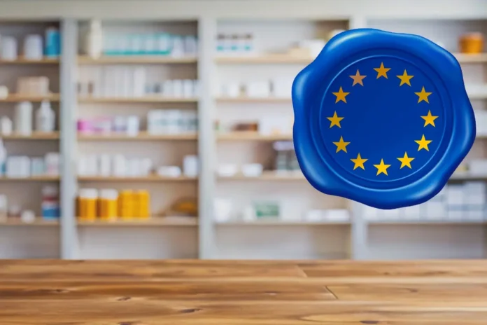 EU-Symbol vor einer Apotheke zu den neuen Gewährleistungsvorgaben