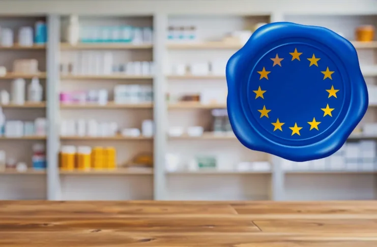 EU-Symbol vor einer Apotheke zu den neuen Gewährleistungsvorgaben