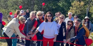 Teilnehmerinnen und Teilnehmer beim #GoRed Hike in der Perchtoldsdorfer Heide