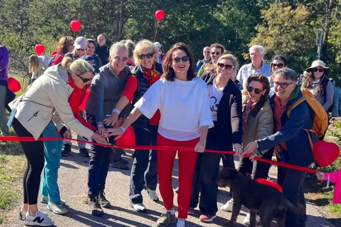 Teilnehmerinnen und Teilnehmer beim #GoRed Hike in der Perchtoldsdorfer Heide