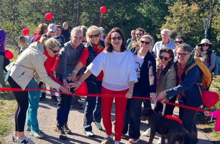 Teilnehmerinnen und Teilnehmer beim #GoRed Hike in der Perchtoldsdorfer Heide