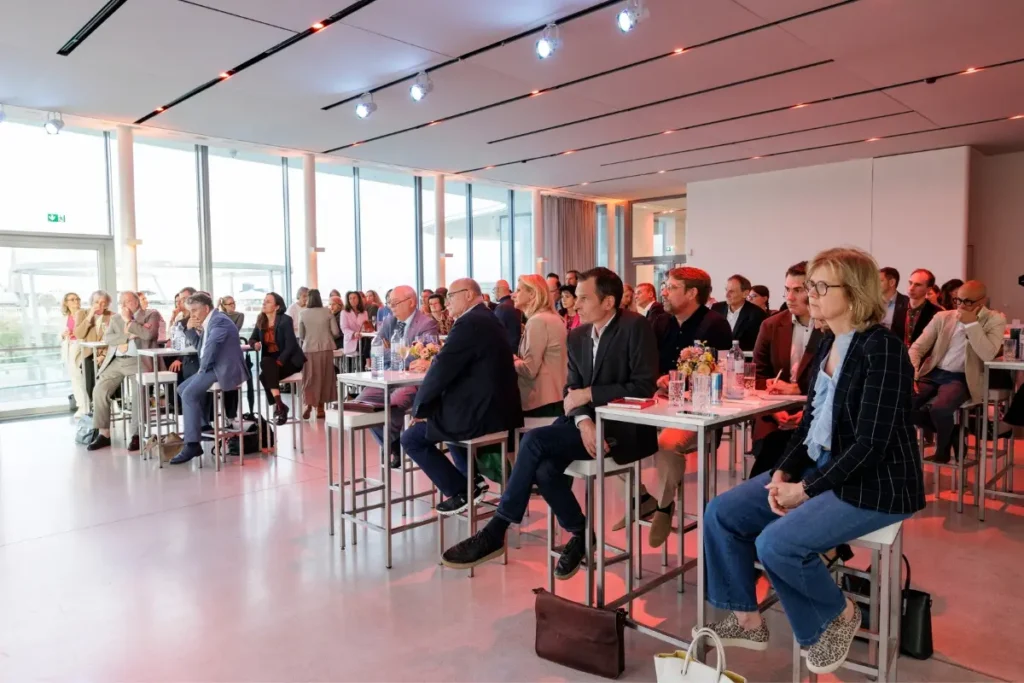Publikum bei der Diskussion zum Impfen in der Apotheke in Wien
