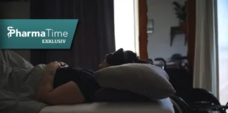 Schwer an ME/CFS erkrankte Person liegt im Bett