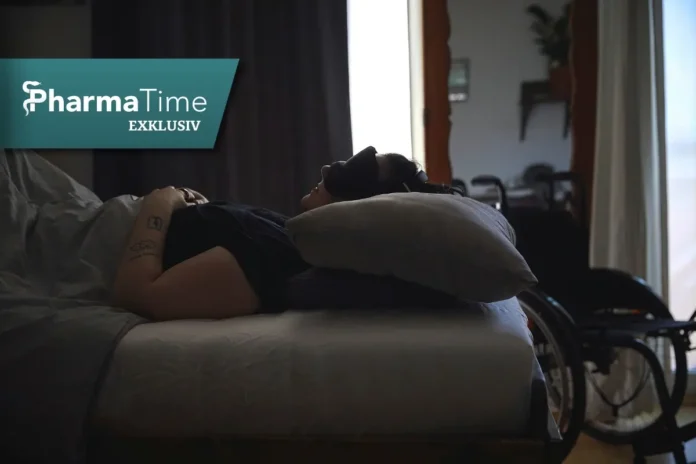 Schwer an ME/CFS erkrankte Person liegt im Bett