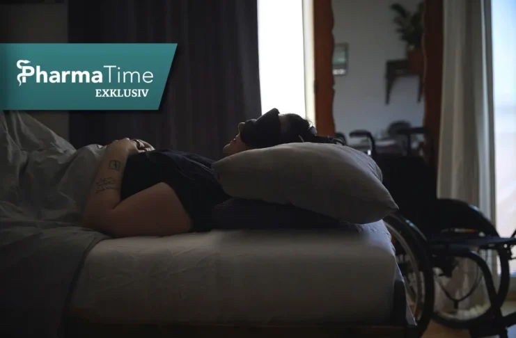 Schwer an ME/CFS erkrankte Person liegt im Bett
