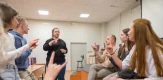 Schülerinnen und Schüler kommunizieren in Gebärdensprache