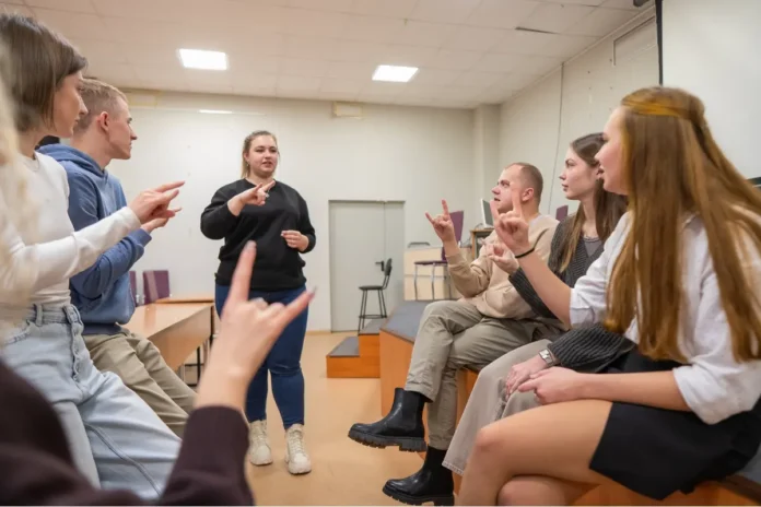 Schülerinnen und Schüler kommunizieren in Gebärdensprache