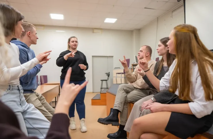 Schülerinnen und Schüler kommunizieren in Gebärdensprache