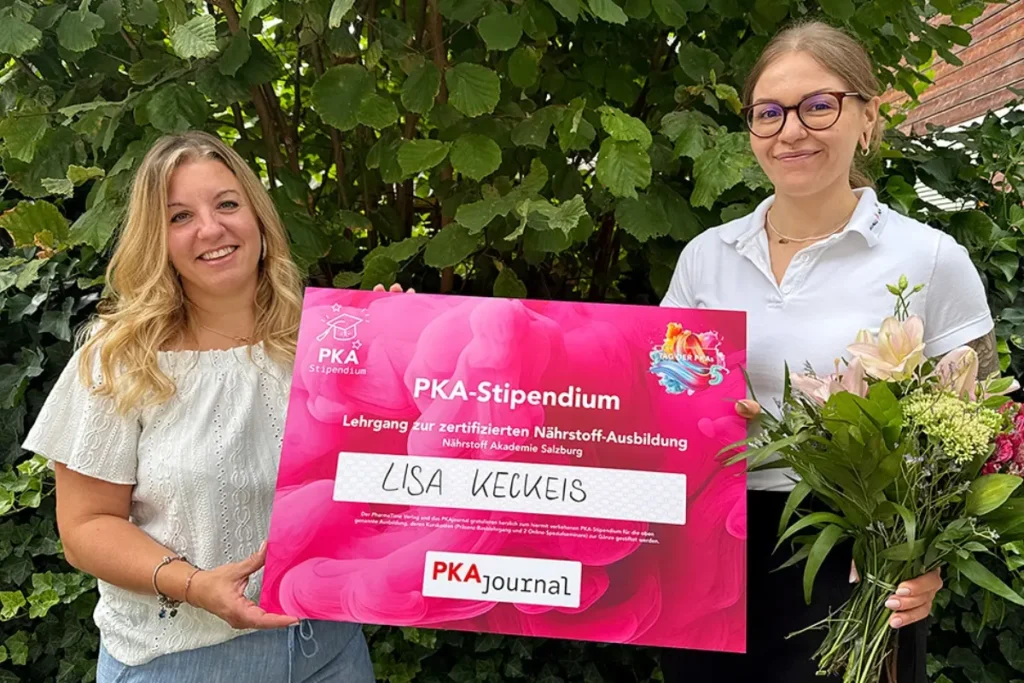 Lisa Alessandra Keckeis bei der Übergabe des PKA-Stipendiums 2026 mit Petra Janda