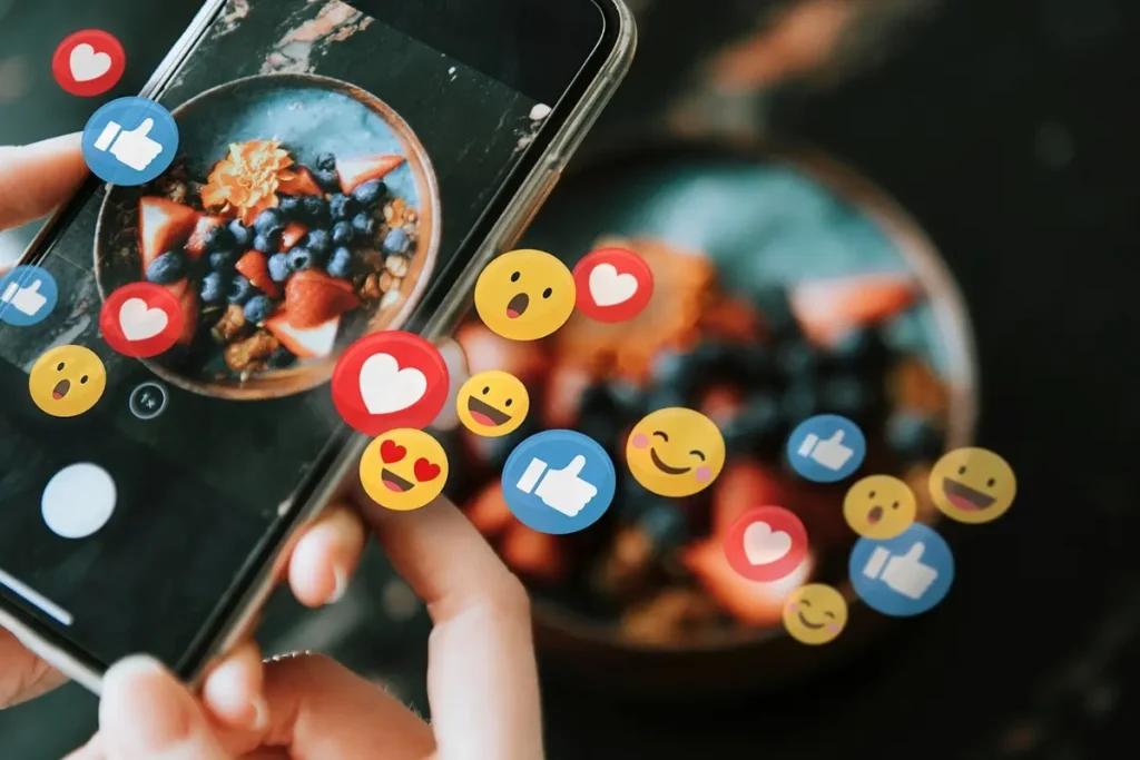 Smartphone fotografiert Essen für Social Media