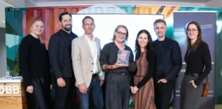 Sechs Personen bei der Verleihung des PRVA-Glanzstück-Awards 2026, eine davon hält die Auszeichnung in den Händen.