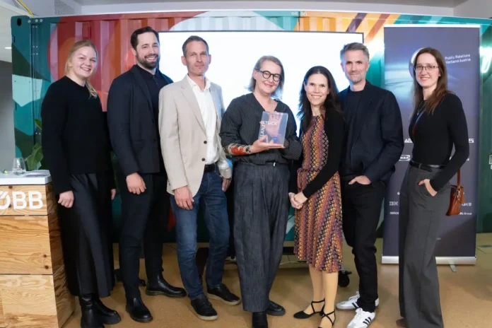 Sechs Personen bei der Verleihung des PRVA-Glanzstück-Awards 2026, eine davon hält die Auszeichnung in den Händen.