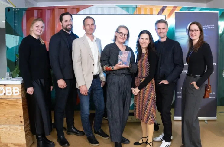 Sechs Personen bei der Verleihung des PRVA-Glanzstück-Awards 2026, eine davon hält die Auszeichnung in den Händen.